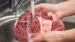 Warum man rohes Fleisch vor dem Kochen nicht waschen sollte und was man stattdessen tun sollte.