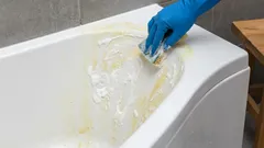 Wie entfernt man gelbe Flecken aus der Badewanne ohne aggressive Chemikalien? Diese selbstgemachte Paste aus zwei Zutaten hilft dabei.