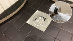 Grobes Salz in den Abfluss der Duschkabine schütten: Wozu ist das gut und warum empfehlen Sanitärfachleute das?