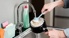 Wie reinigt man einen angebrannten Topf oder eine angebrannten Pfanne? Wirksame Methoden aus der Küche.