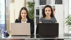 Wie Sie erkennen, dass man Sie heimlich hasst: 6 Gesten, die Sie übersehen