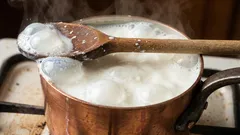 Legen Sie während des Kochens einen Holzlöffel auf den Topf. Wie spart man beim Vergessen?