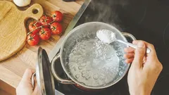 Hören Sie auf, Salz ins Nudelwasser zu geben, nachdem es zu kochen begonnen hat. Der Konditor enthüllt unerwartete Fakten.