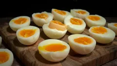 Warum Profiköche Eier niemals nach dem Aufkochen weiterkochen: Das Geheimnis des perfekten Gerichts