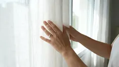 Anstatt sie in ein Glas zu schütten, gießen Sie sie in die Waschmaschine. Ihre grauen Vorhänge werden wieder wie neu aussehen.