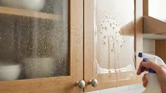 Fettflecken und Staub bleiben nicht mehr an Küchenschränken haften: So geht's