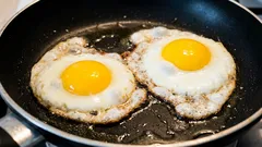 Waschen Sie die Pfanne nicht sofort nach dem Braten von Eiern: Ein Tipp, der Ihr Kochgeschirr jahrelang erhalten wird.