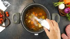 Rettung einer versalzenen Suppe: Welches Produkt muss hinzugefügt werden, um überschüssiges Salz zu entfernen?