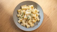 Die Nudeln werden auch ohne Butter lecker und zart: Geben Sie diese während des Kochens ins Wasser.