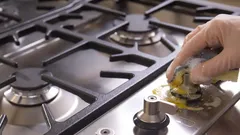 Wie man die Griffe eines Gasherds von klebrigem Fett befreit
