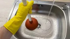 Was auf keinen Fall in den Abfluss gegossen werden darf: Selbst erfahrene Hausfrauen wissen das nicht.