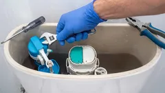  Eine Toilette, die nach dem Spülen undicht ist. Drei Lösungen zur Behebung dieses hartnäckigen Lecks.