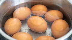 Warum man auf keinen Fall heiße gekochte Eier in kaltes Wasser legen darf