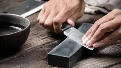 Ich habe gesehen, wie man in Indien Messer schärft, und jetzt mache ich das auch zu Hause. Selbst alte Messer sind in einer Minute rasiermesserscharf.