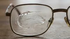 Wie man Kratzer von Brillen entfernt und ob das überhaupt möglich ist: Tipps