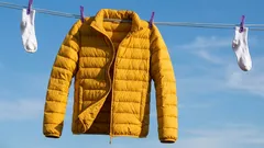 Wie man eine Daunenjacke nach dem Waschen auflockert: ein bewährter Lifehack, der hilft, wenn das Kleidungsstück verklumpt ist