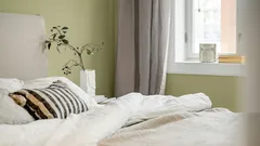 Warum das Bett nicht mit dem Kopfende zum Fenster hin aufgestellt werden sollte: nicht nur Zugluft, sondern auch Beeinträchtigung des Sicherheitsgefühls