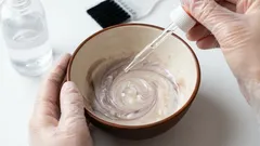 Was man in Haarfarbe tropfen sollte: ein wenig bekannter Trick von Friseuren für Farbbeständigkeit