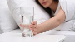 Warum ein Glas Wasser nach dem Aufstehen Ihren Tag besser beginnen lässt